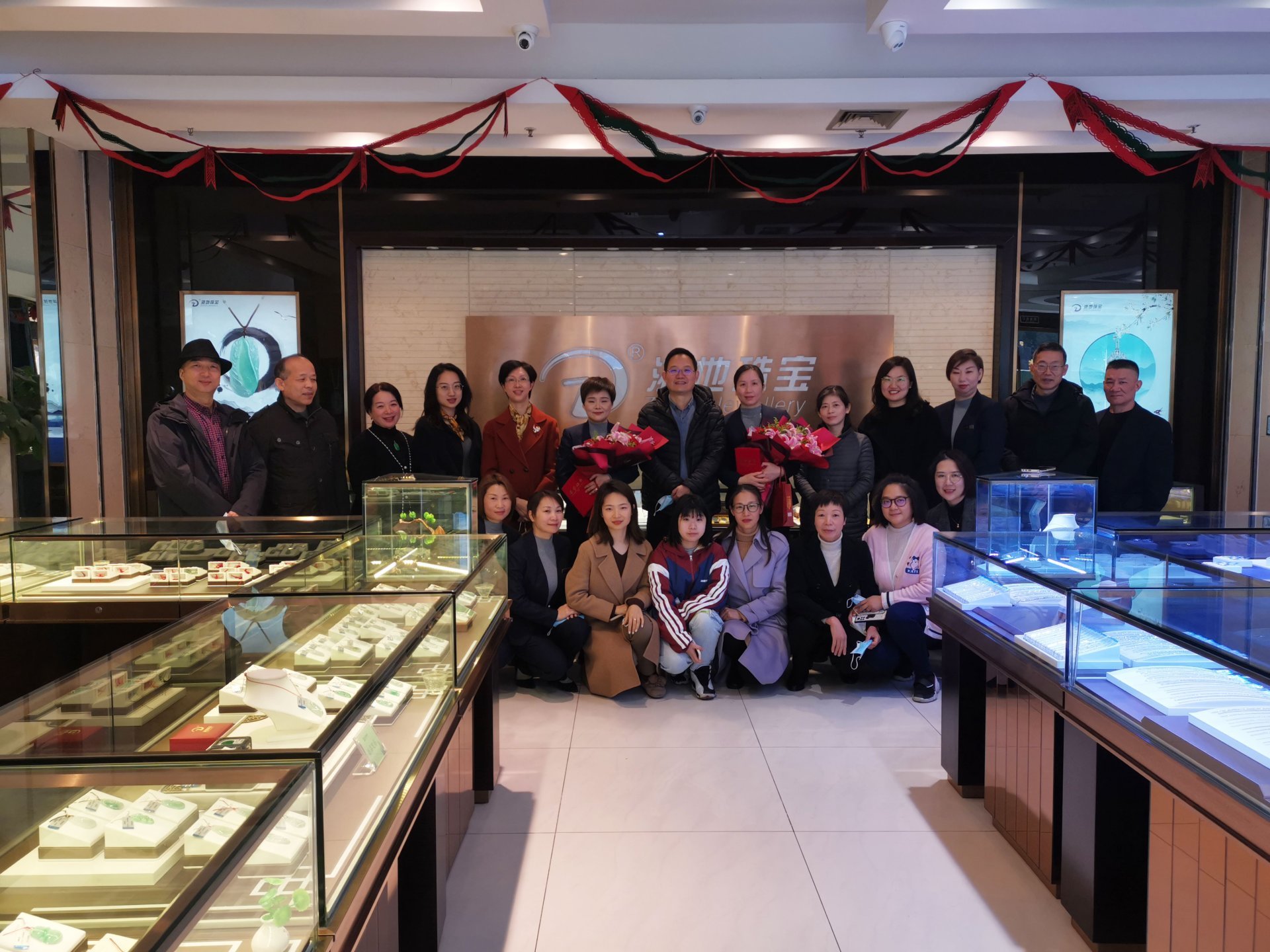 溫馨歡送會(huì)，依依不(bù)舍情——浙地(dì)珠寶職工(gōng)退休儀式