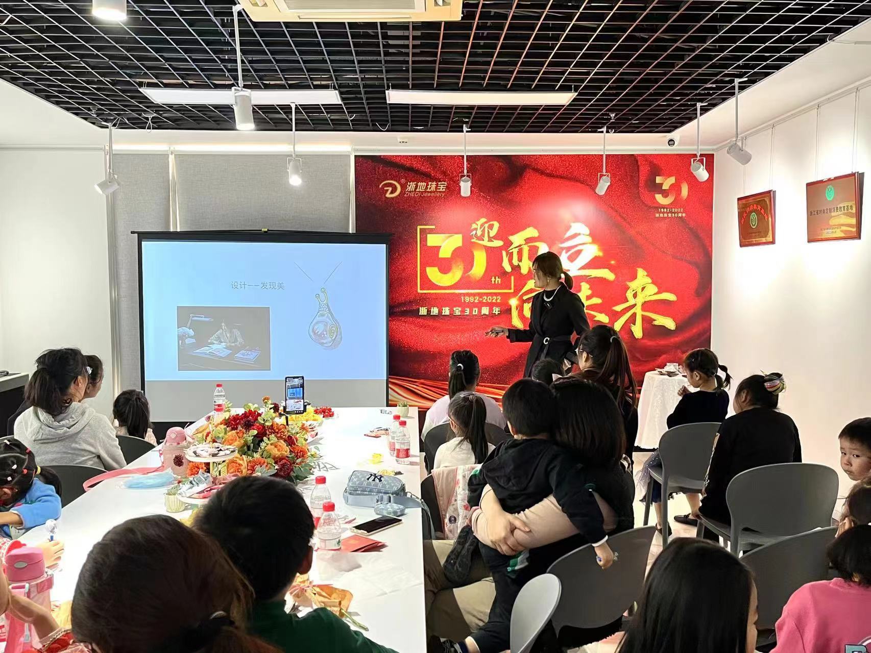 曆久見(jiàn)光(guāng)華——浙地(dì)珠寶開(kāi)展珍珠開(kāi)蚌精品親子(zǐ)課程