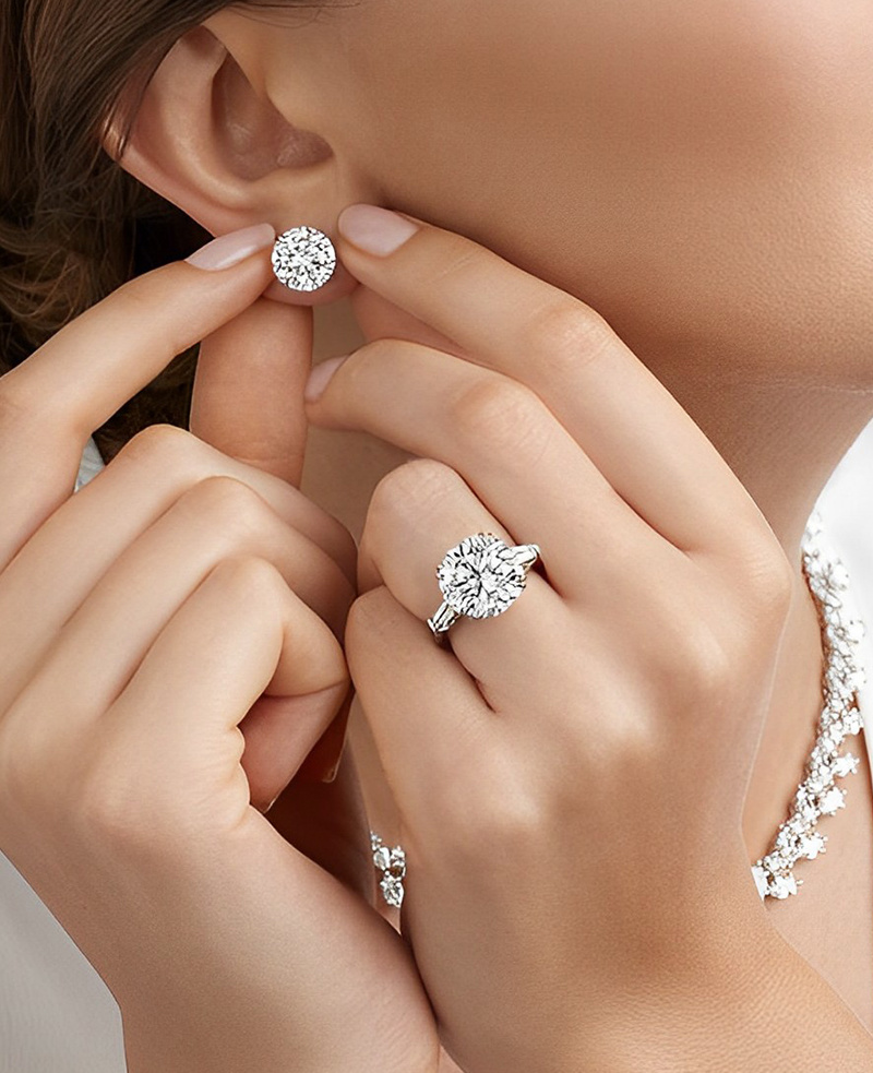 18K金(jīn)鑽石胸墜-相(xiàng)依相(xiàng)守