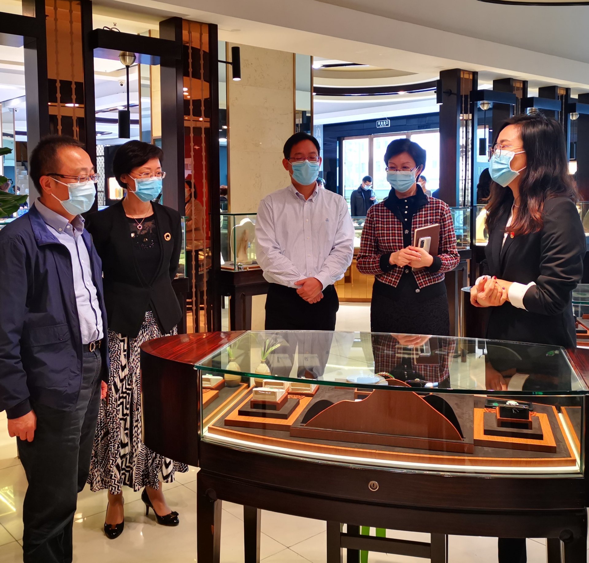 湖(hú)北(běi)省地(dì)質局領導考察浙地(dì)珠寶